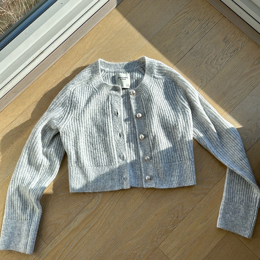 Only worn once!! Abercrombie and Fitch pearl crew cardigan in light grey size XS